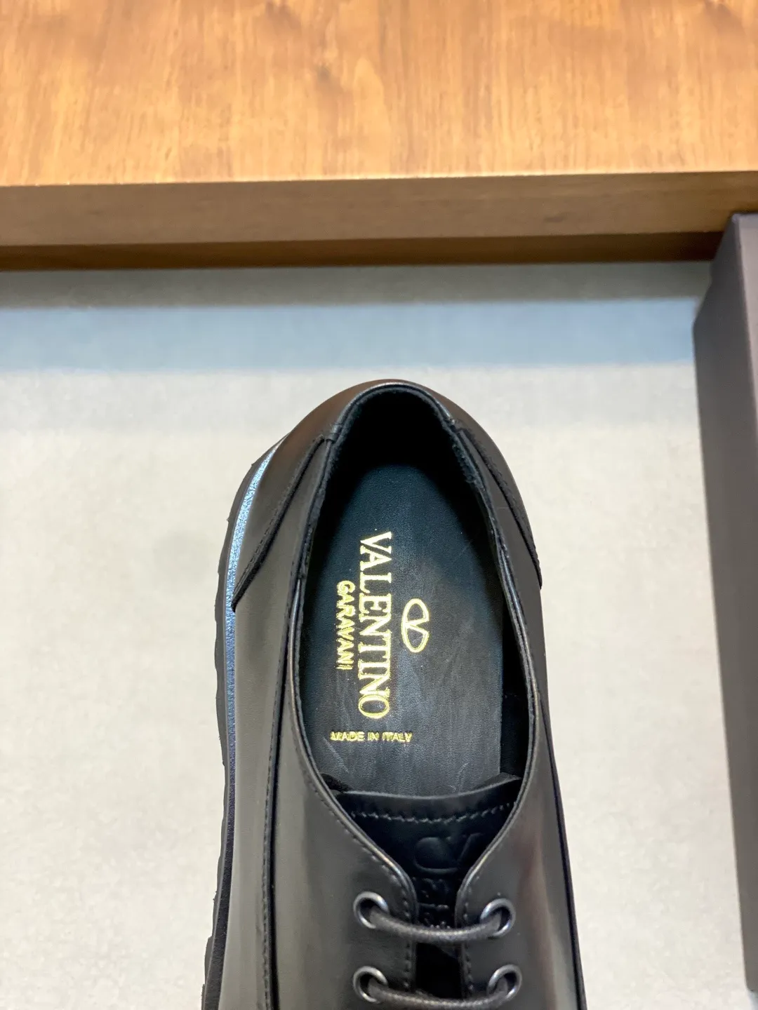 Men's shoes 💰740 VALENTINO Valentino's new men's fashionable casual leather shoes. These leather shoes are made of imported cowhide leather uppers, dyed calfskin lining and calfskin insoles. The upper foot is soft, comfortable and breathable. Comes with complete packaging in the original box! Visible details and quality. Size: 39-44 (customized at 38.45.46)
